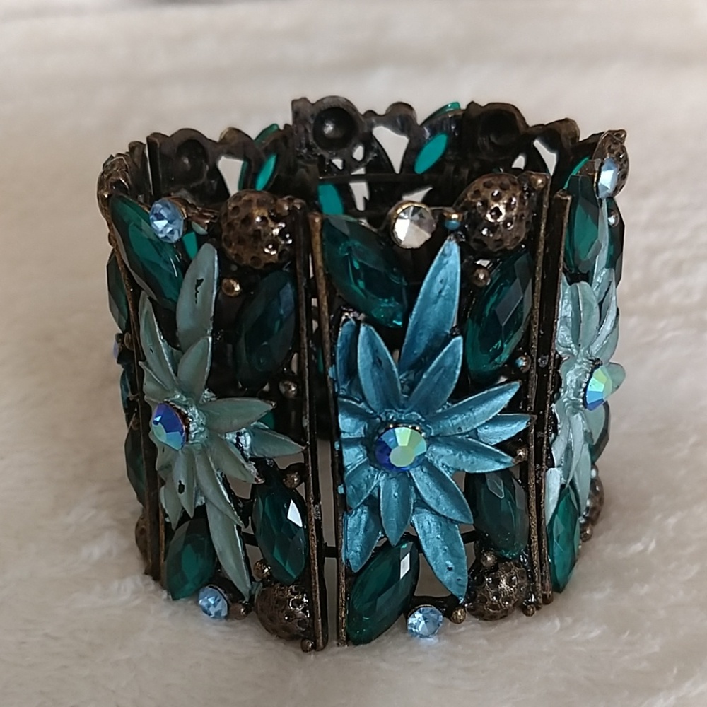 Flexible metal floral cuff